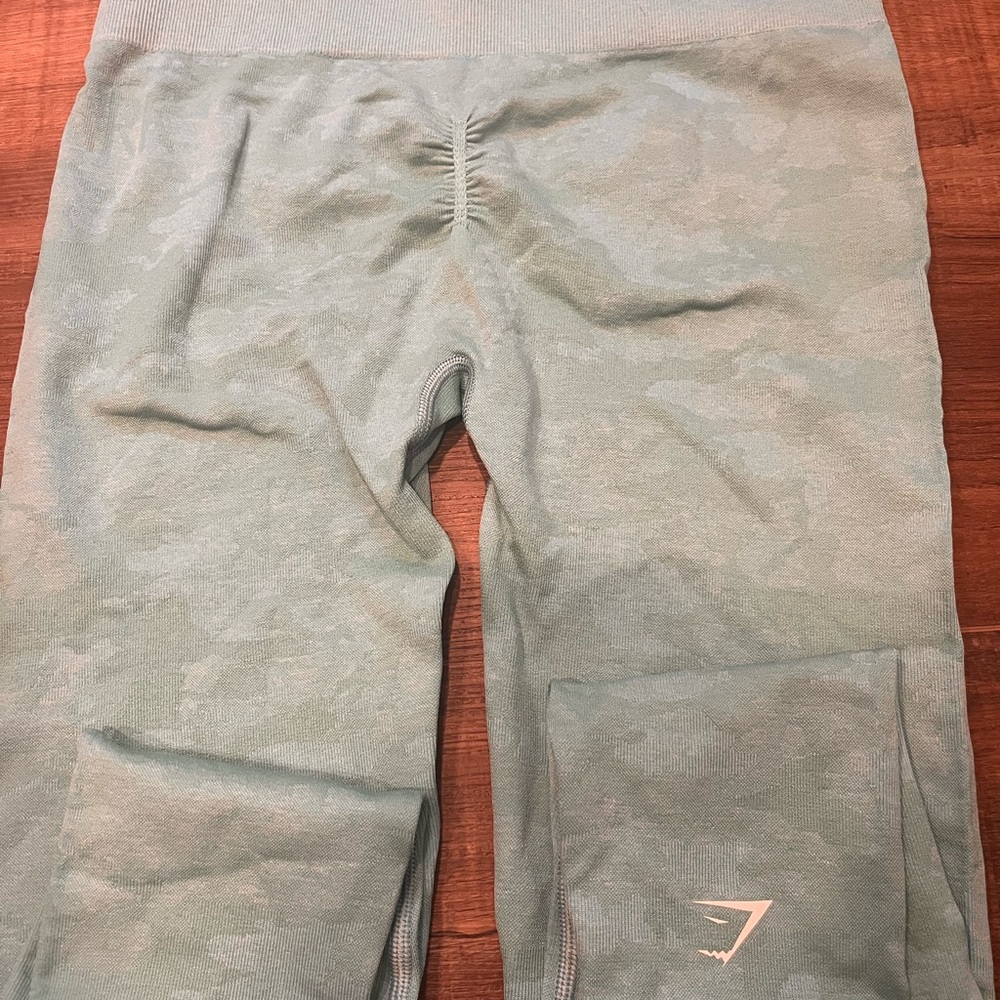 Gym shark scrunch leggings